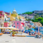 Una vista colorata della Corricella, a Procida, in Italia.