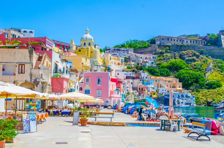 Una vista colorata della Corricella, a Procida, in Italia.