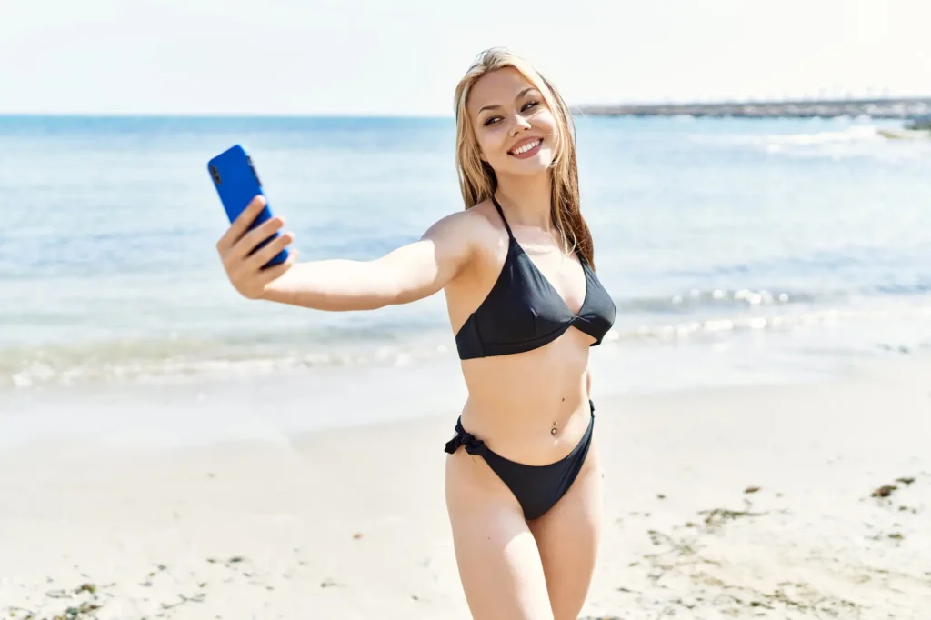 cosa vedere migliori spiagge di procida Una donna in bikini si fa un selfie sulle spiagge di Procida.