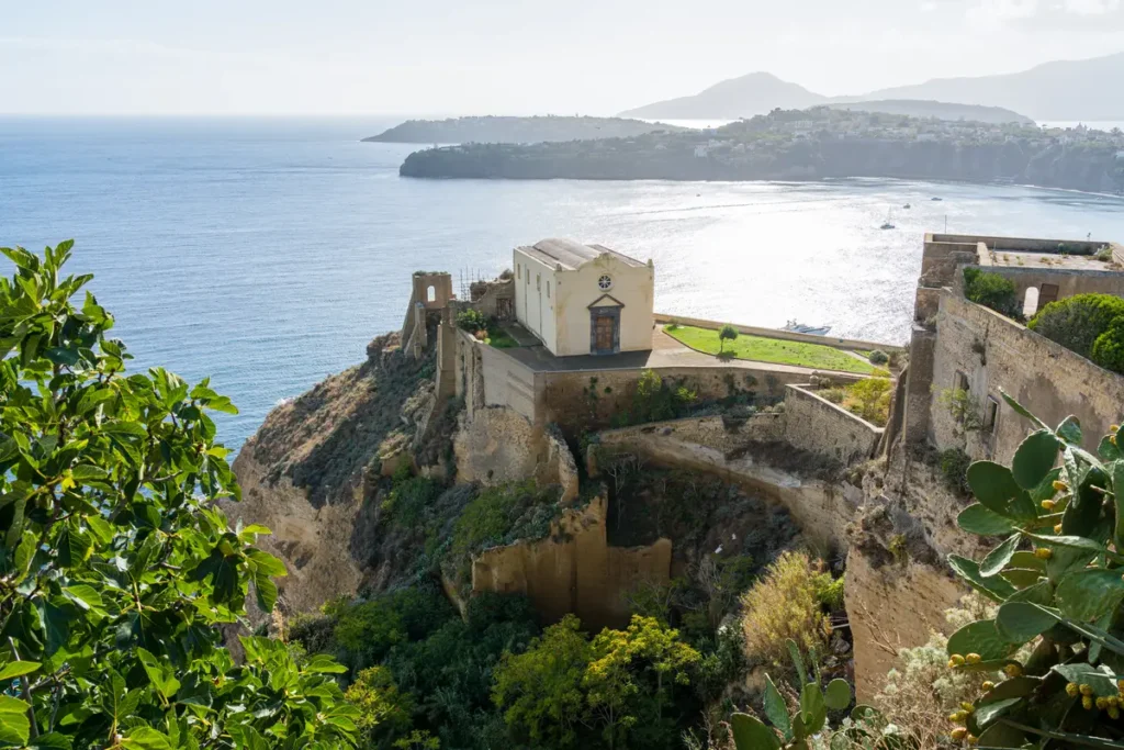 Il Monastero di Santa Margherita si trova sulla cima di una scogliera a picco sul mare di procida.