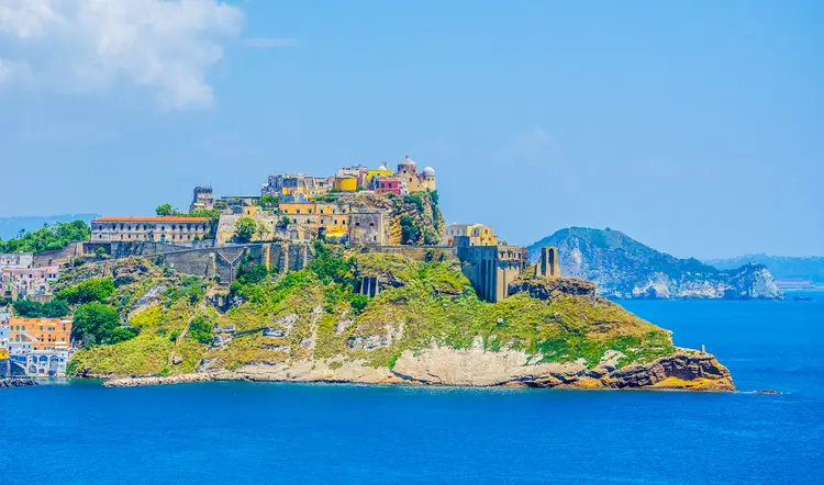 panorama sul borgo fortificato di terra murata, a procida