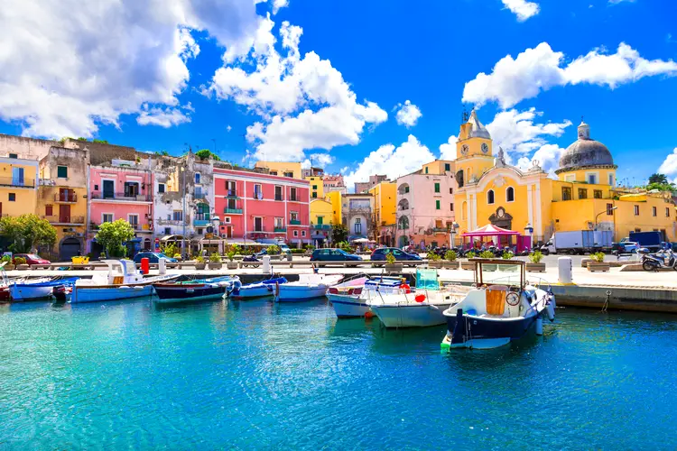 Le barche attraccano a Marina Grande, un porto con edifici colorati a procida