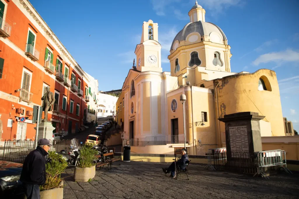 cosa vedere santuario santa maria delle grazie procida Un uomo cammina lungo una strada acciottolata nei pressi del Santuario di Santa Maria delle Grazie, a procida.
