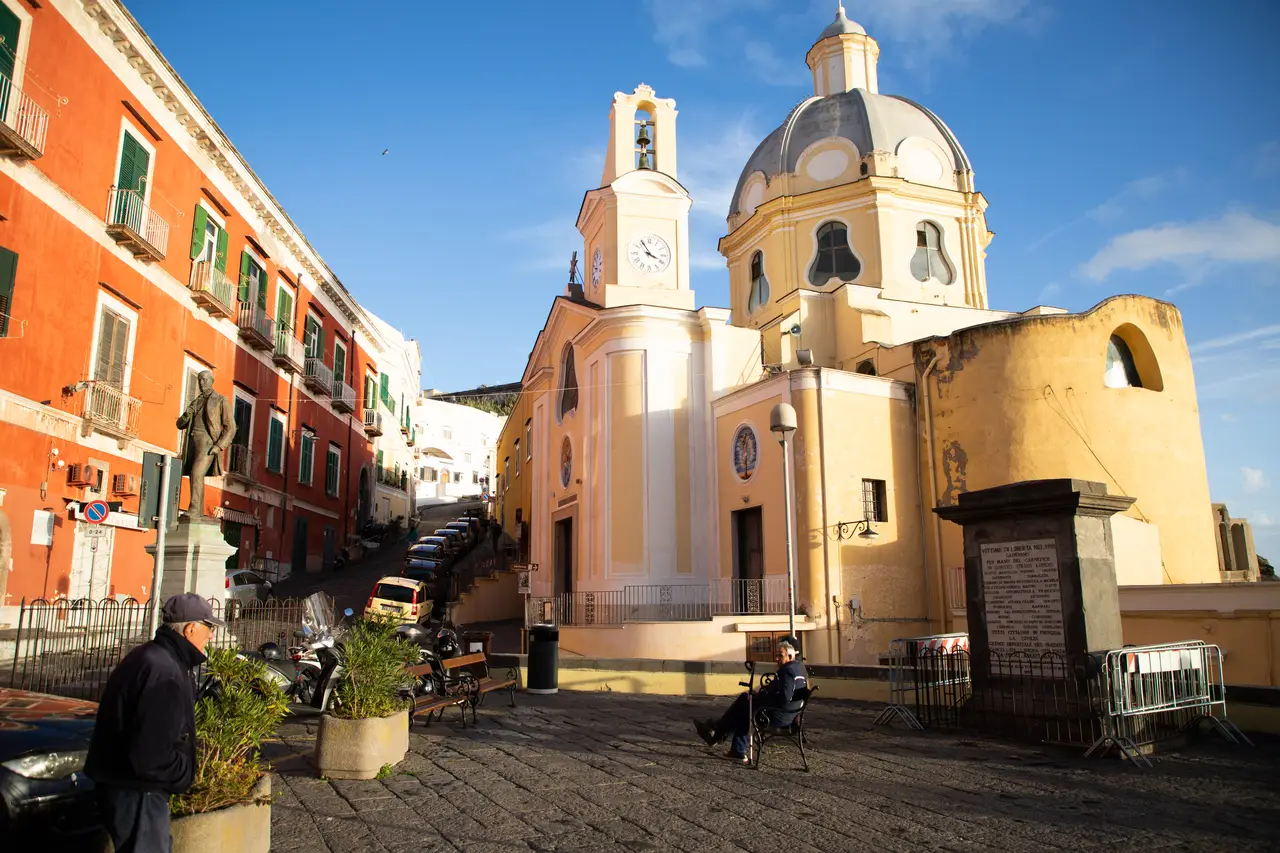 Un uomo cammina lungo una strada acciottolata nei pressi del Santuario di Santa Maria delle Grazie, a procida.