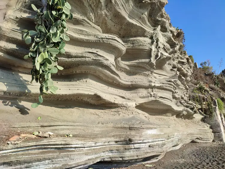 rocce di tufo spiaggia chiaia procida rocce di tufo spiaggia chiaia procida