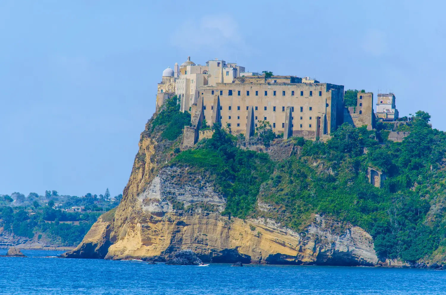 panorama del borgo fortificato di terra murata, a procida
