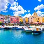 Barche colorate ormeggiate nel porto di Marina Grande a Procida.